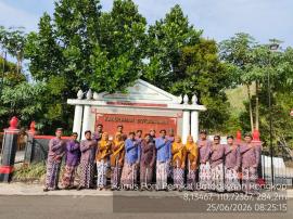 Pamong Kalurahan Botodayaan Kenakan Busana Jawa Gaya Ngayogyakarta Setiap Kamis Pon